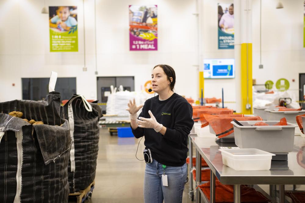 A volunteer ambassador working in the volunteer center at Second Harvest Heartland