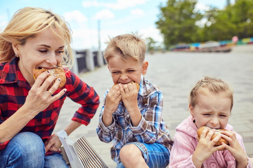 mom and kids eating burgers